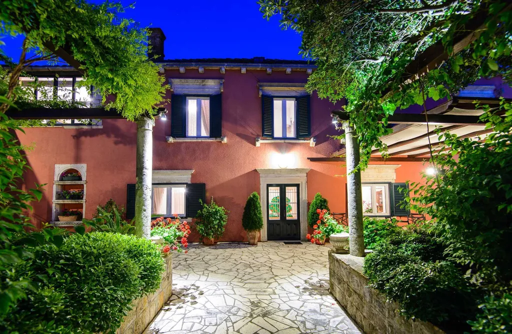 Spacious Family Villa with Pool in Mlini