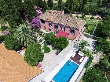 Spacious Family Villa with Pool in Mlini