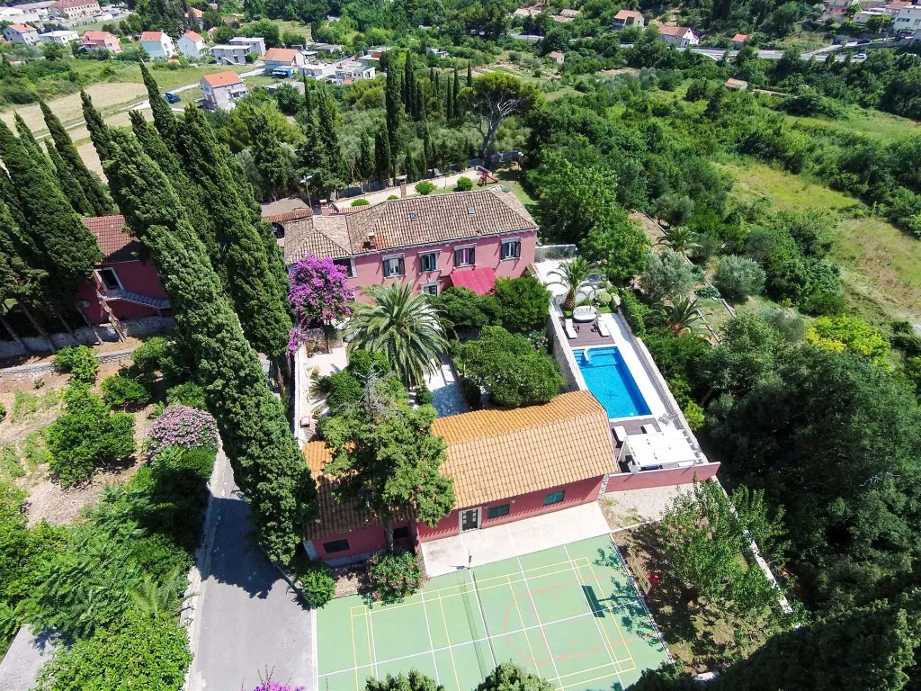 Spacious Family Villa with Pool in Mlini