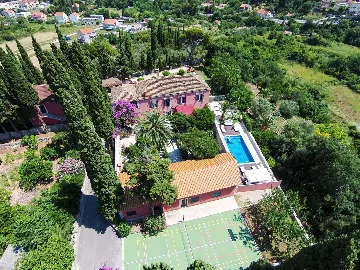 Spacious Family Villa with Pool in Mlini