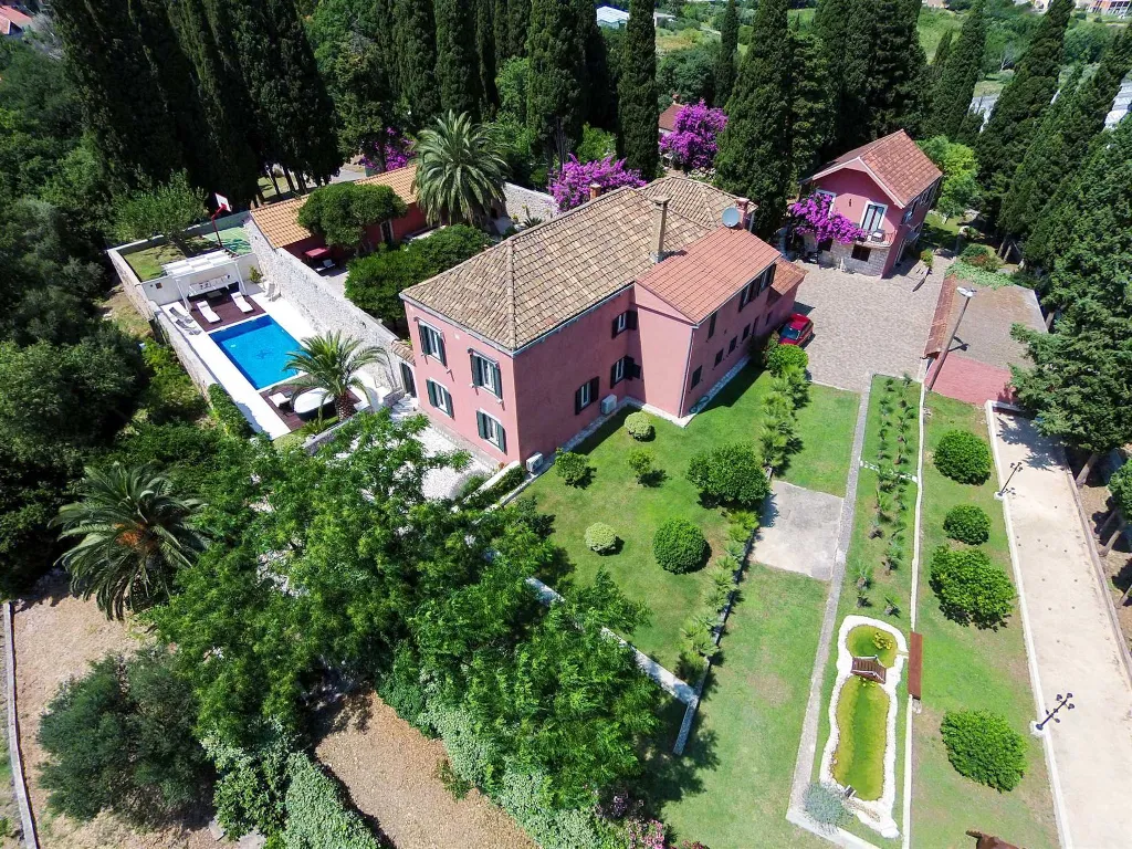 Spacious Family Villa with Pool in Mlini