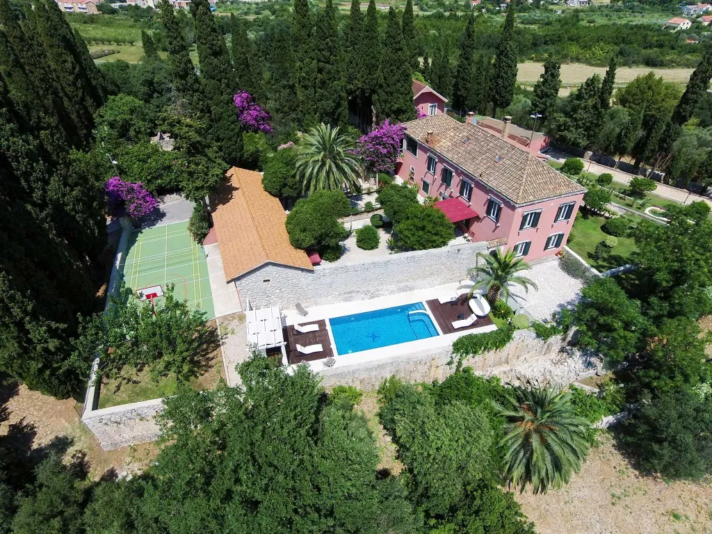 Spacious Family Villa with Pool in Mlini