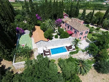 Spacious Family Villa with Pool in Mlini