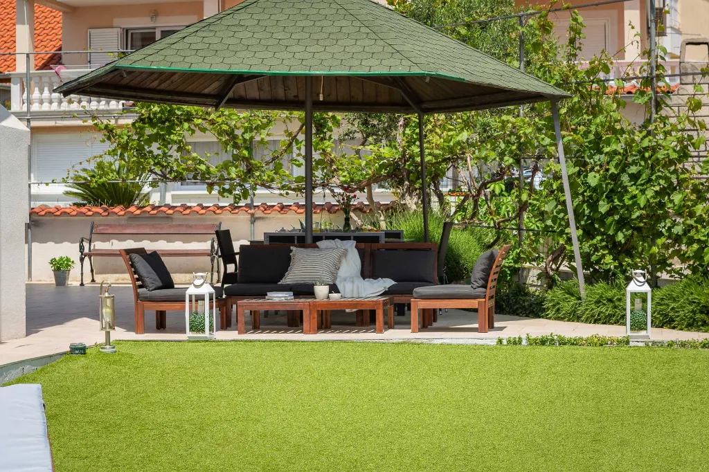 Serene Poolside Apartment for Two in Vodice