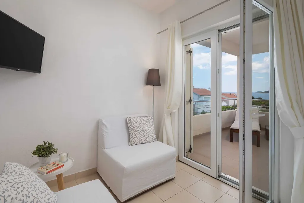 Modern Seaside Apartment with Pool in Vodice