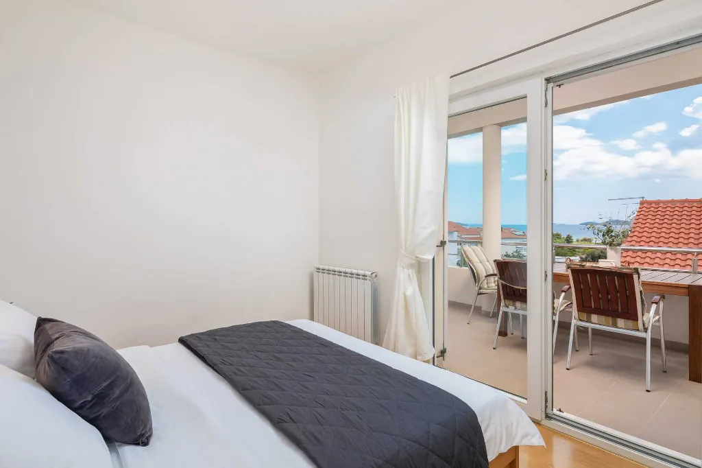 Modern Seaside Apartment with Pool in Vodice