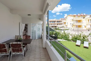 Ground Floor Apartment with Pool in Vodice