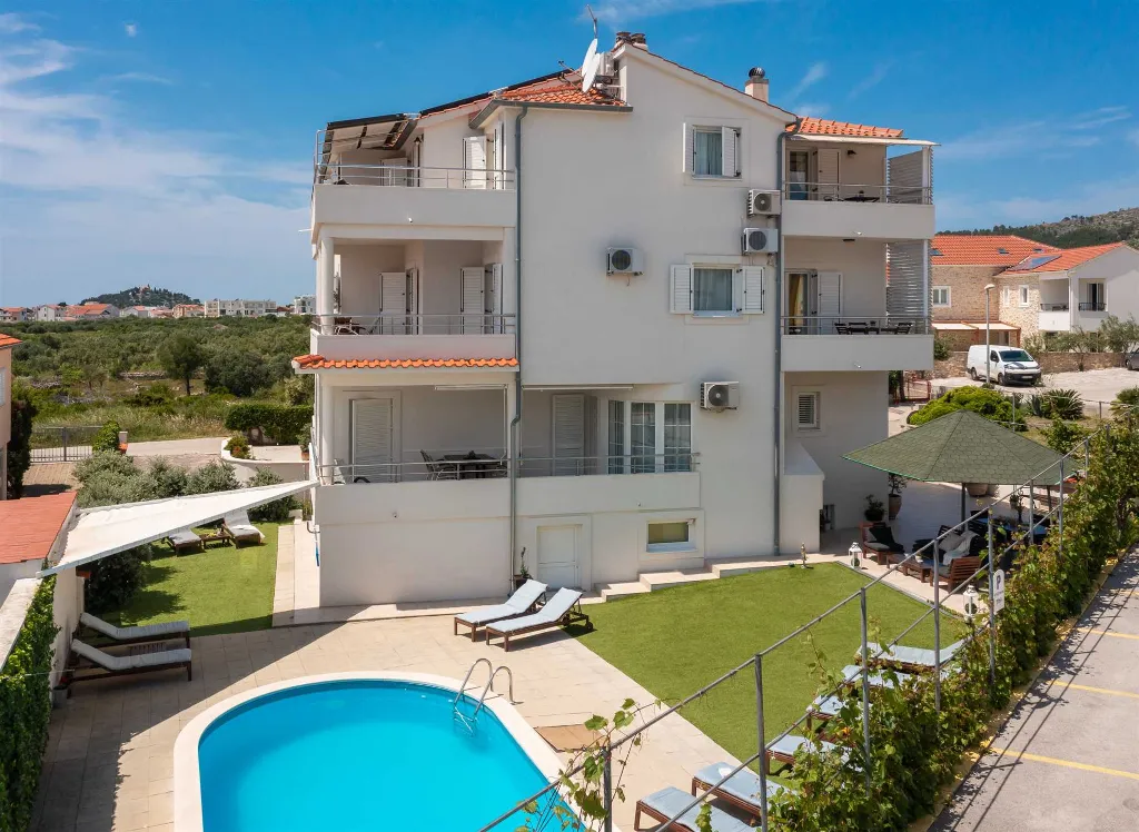 Ground Floor Apartment with Pool in Vodice