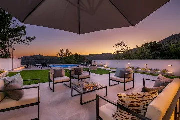 Family Villa with Pool and Sea View, Mlini