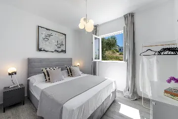 Family Villa with Pool and Sea View, Mlini