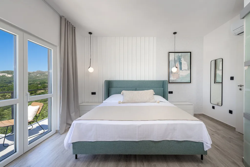 Family Villa with Pool and Sea View, Mlini
