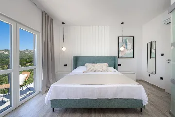 Family Villa with Pool and Sea View, Mlini