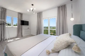 Family Villa with Pool and Sea View, Mlini