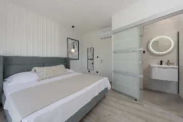 Family Villa with Pool and Sea View, Mlini