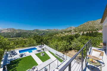 Family Villa with Pool and Sea View, Mlini