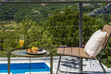 Family Villa with Pool and Sea View, Mlini