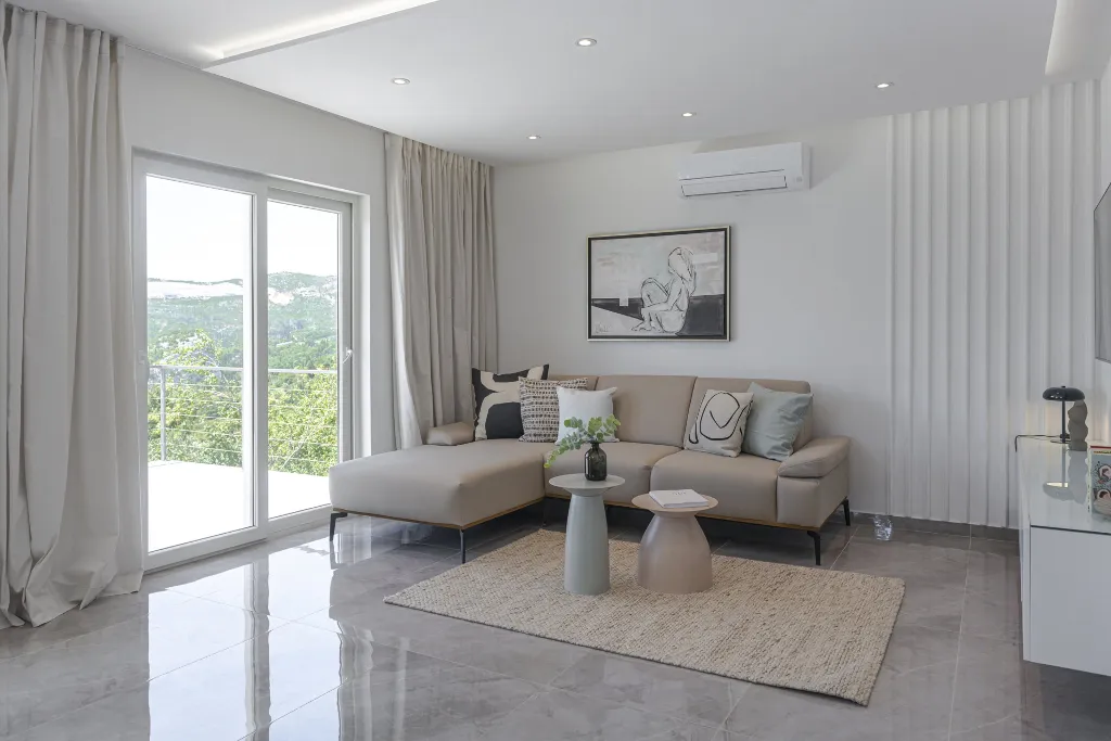 Family Villa with Pool and Sea View, Mlini