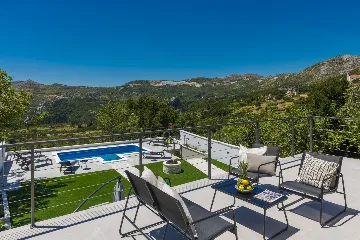 Family Villa with Pool and Sea View, Mlini