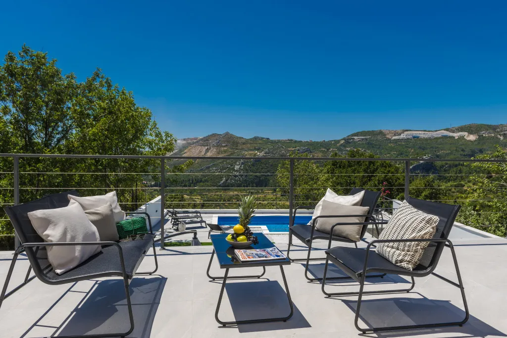 Family Villa with Pool and Sea View, Mlini