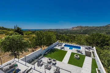 Family Villa with Pool and Sea View, Mlini
