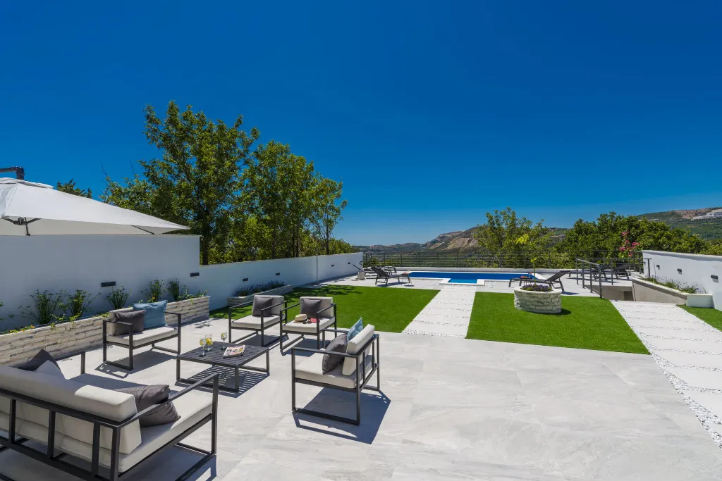 Family Villa with Pool and Sea View, Mlini