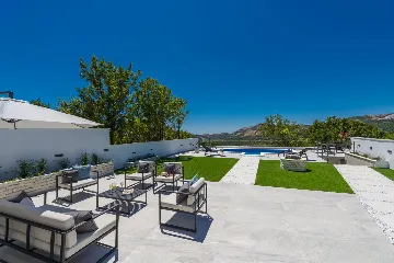 Family Villa with Pool and Sea View, Mlini