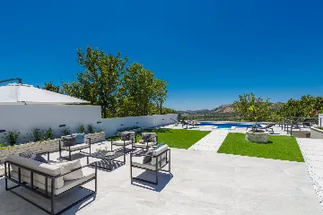 Family Villa with Pool and Sea View, Mlini