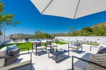 Family Villa with Pool and Sea View, Mlini