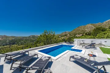 Family Villa with Pool and Sea View, Mlini