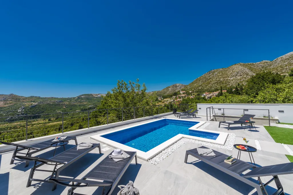 Family Villa with Pool and Sea View, Mlini