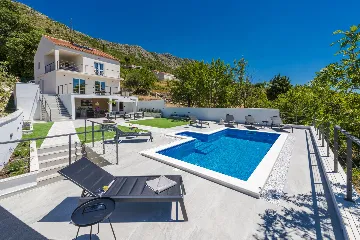 Family Villa with Pool and Sea View, Mlini