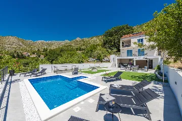 Family Villa with Pool and Sea View, Mlini