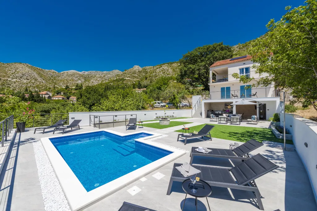 Family Villa with Pool and Sea View, Mlini