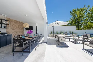 Family Villa with Pool and Sea View, Mlini