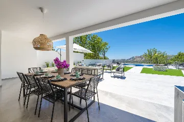 Family Villa with Pool and Sea View, Mlini