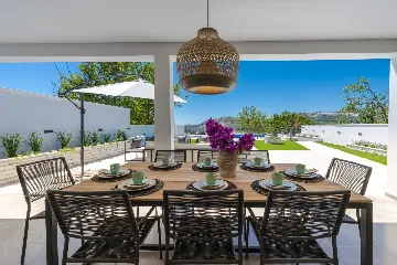 Family Villa with Pool and Sea View, Mlini