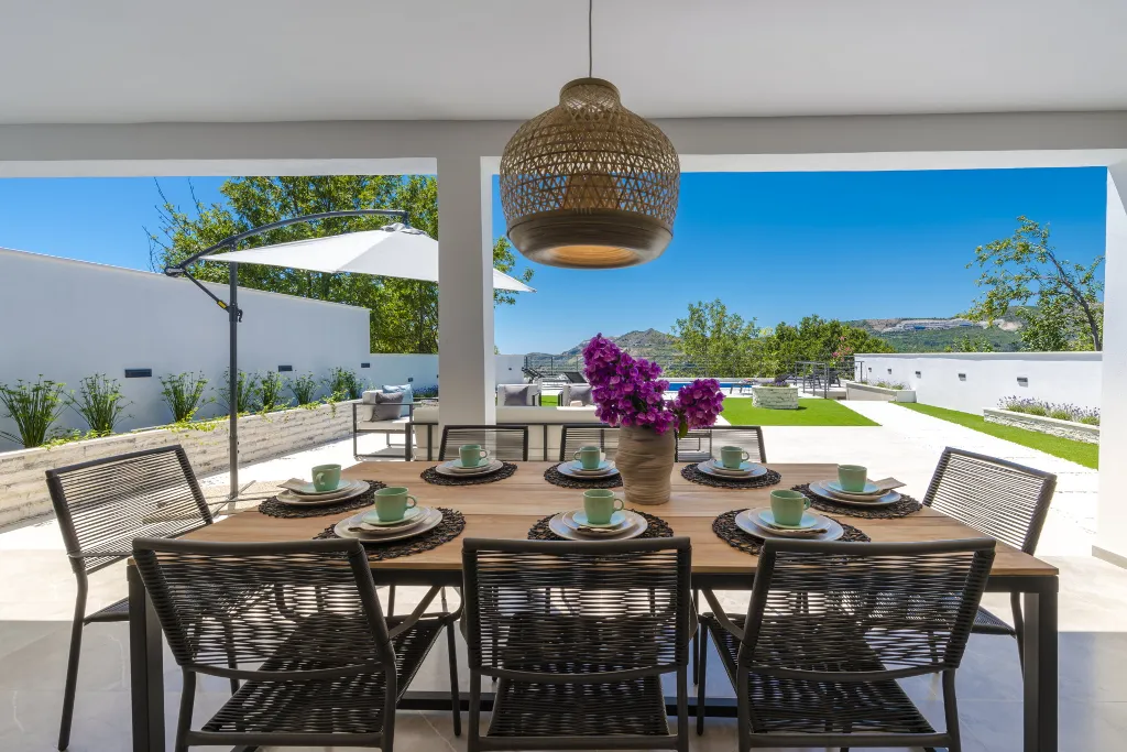 Family Villa with Pool and Sea View, Mlini