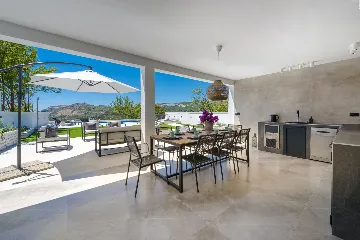 Family Villa with Pool and Sea View, Mlini