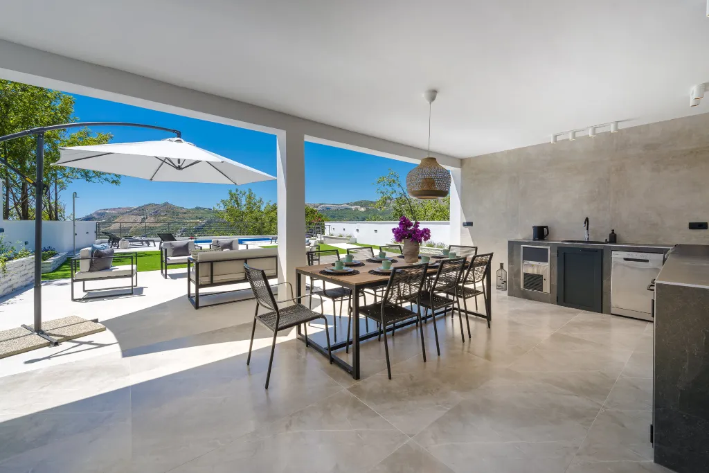 Family Villa with Pool and Sea View, Mlini
