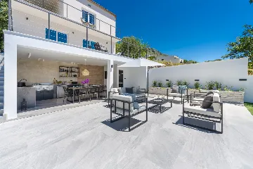 Family Villa with Pool and Sea View, Mlini