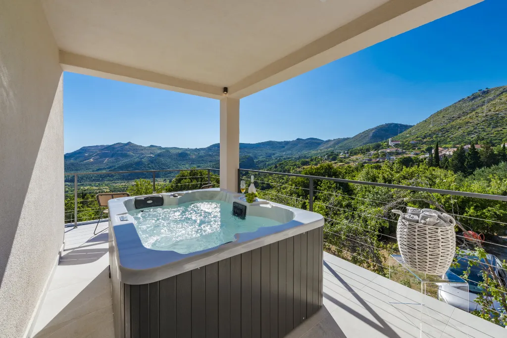 Family Villa with Pool and Sea View, Mlini