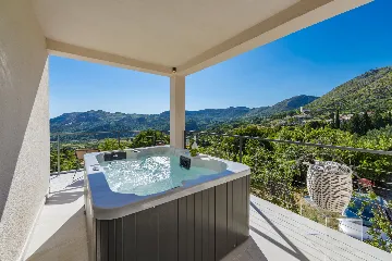 Family Villa with Pool and Sea View, Mlini