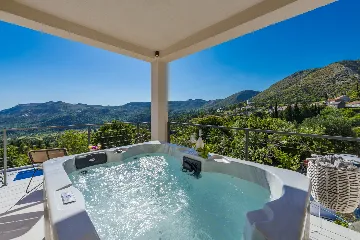 Family Villa with Pool and Sea View, Mlini