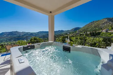 Family Villa with Pool and Sea View, Mlini