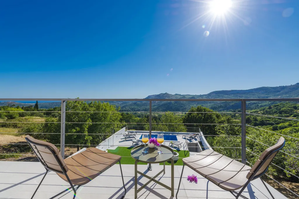 Family Villa with Pool and Sea View, Mlini