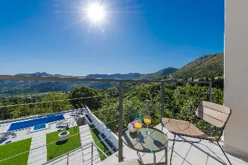 Family Villa with Pool and Sea View, Mlini