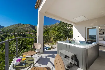 Family Villa with Pool and Sea View, Mlini