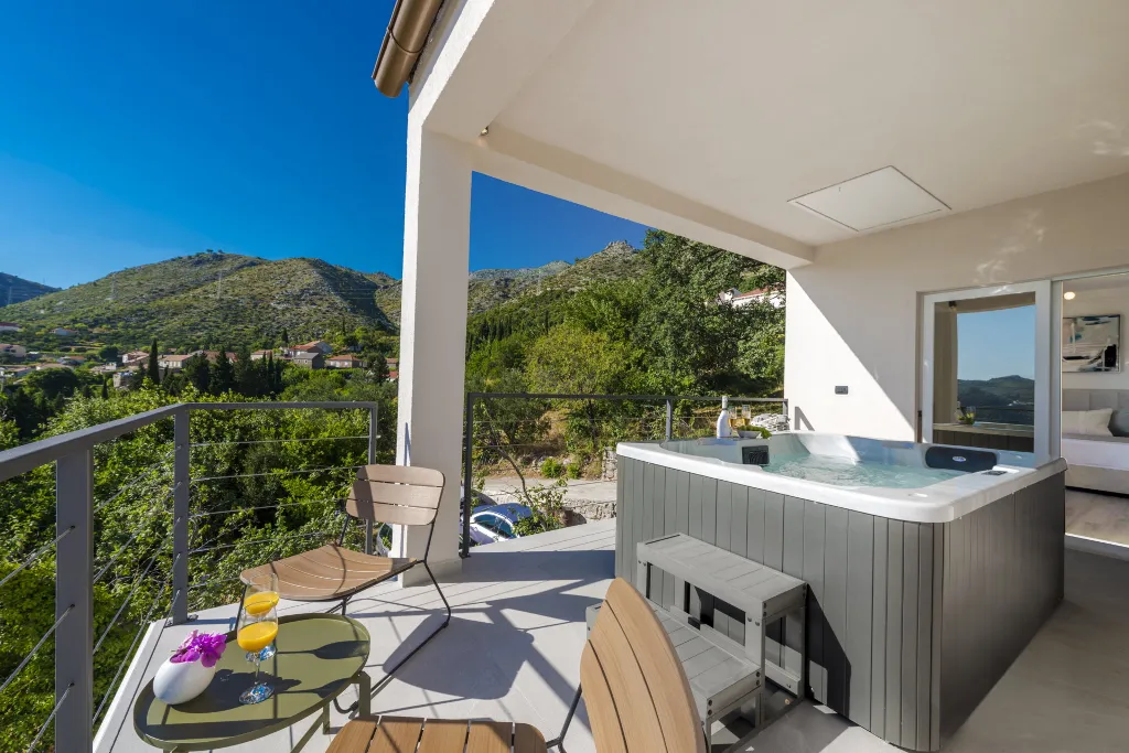Family Villa with Pool and Sea View, Mlini