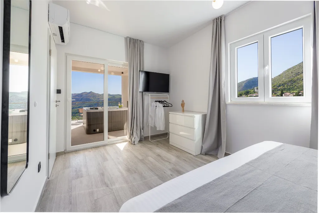 Family Villa with Pool and Sea View, Mlini