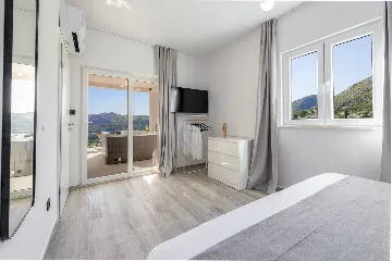 Family Villa with Pool and Sea View, Mlini